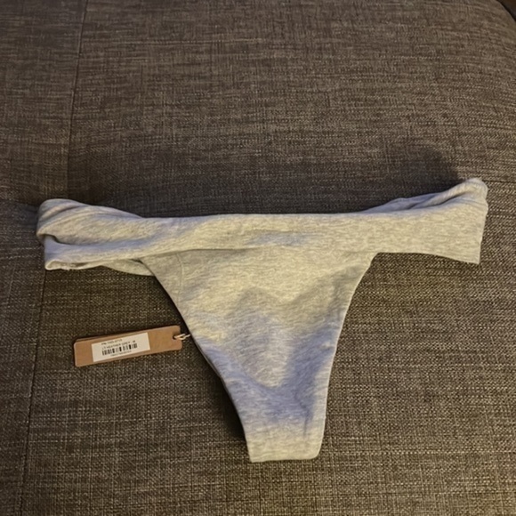 Skims Twist Thong - Picture 9 of 12